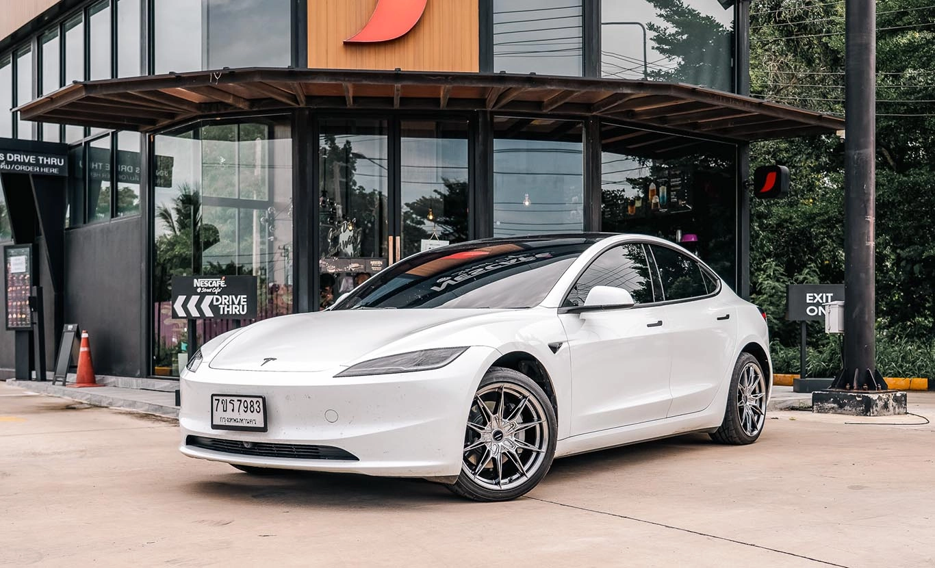 ตอบโจทย์คนเน้นความเนี้ยบ! Tesla ยกระดับความหล่อด้วย LENSO JAGER PLASMA