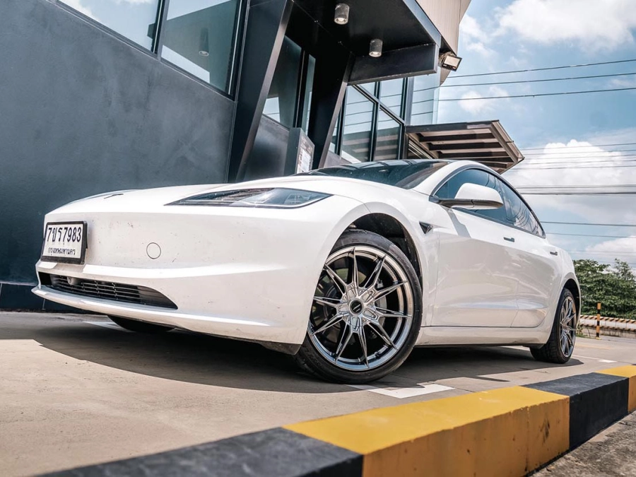 ตอบโจทย์คนเน้นความเนี้ยบ! Tesla ยกระดับความหล่อด้วย LENSO JAGER PLASMA